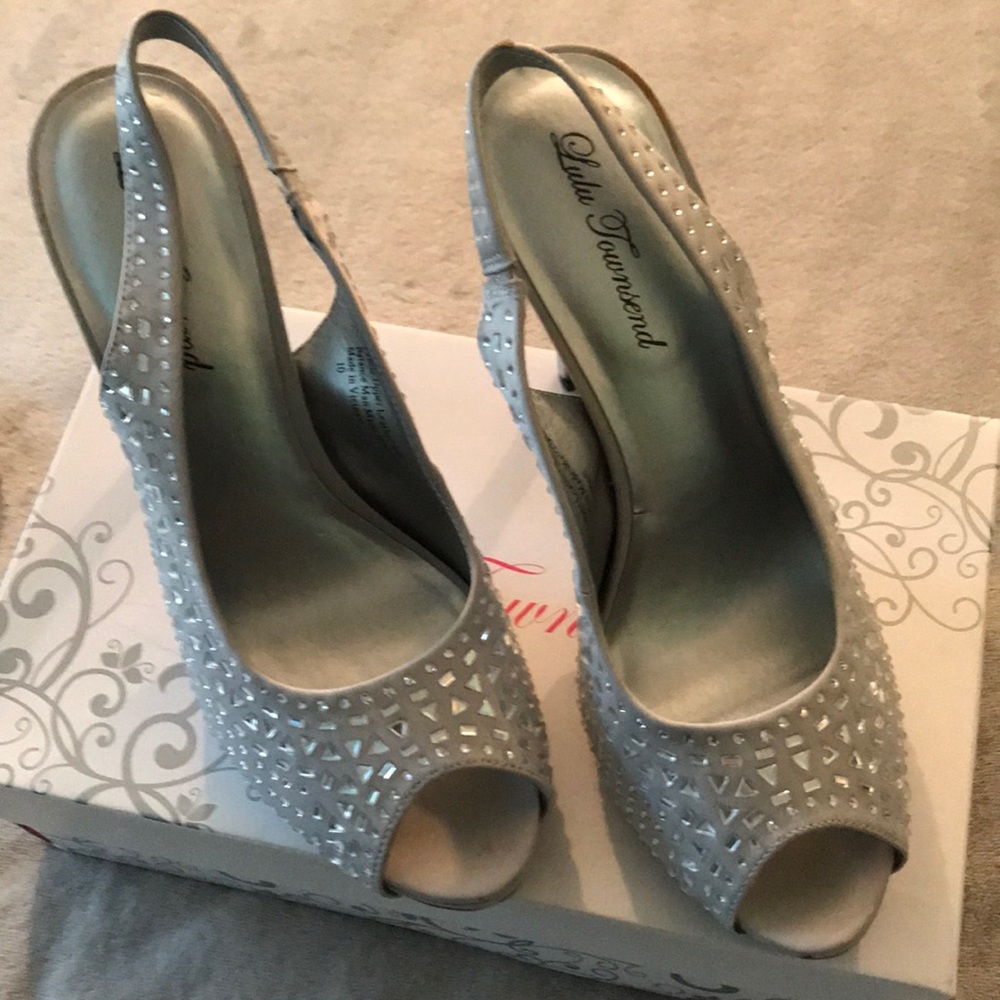 Gorgeous Light grey suede and crystal heels 👠 !